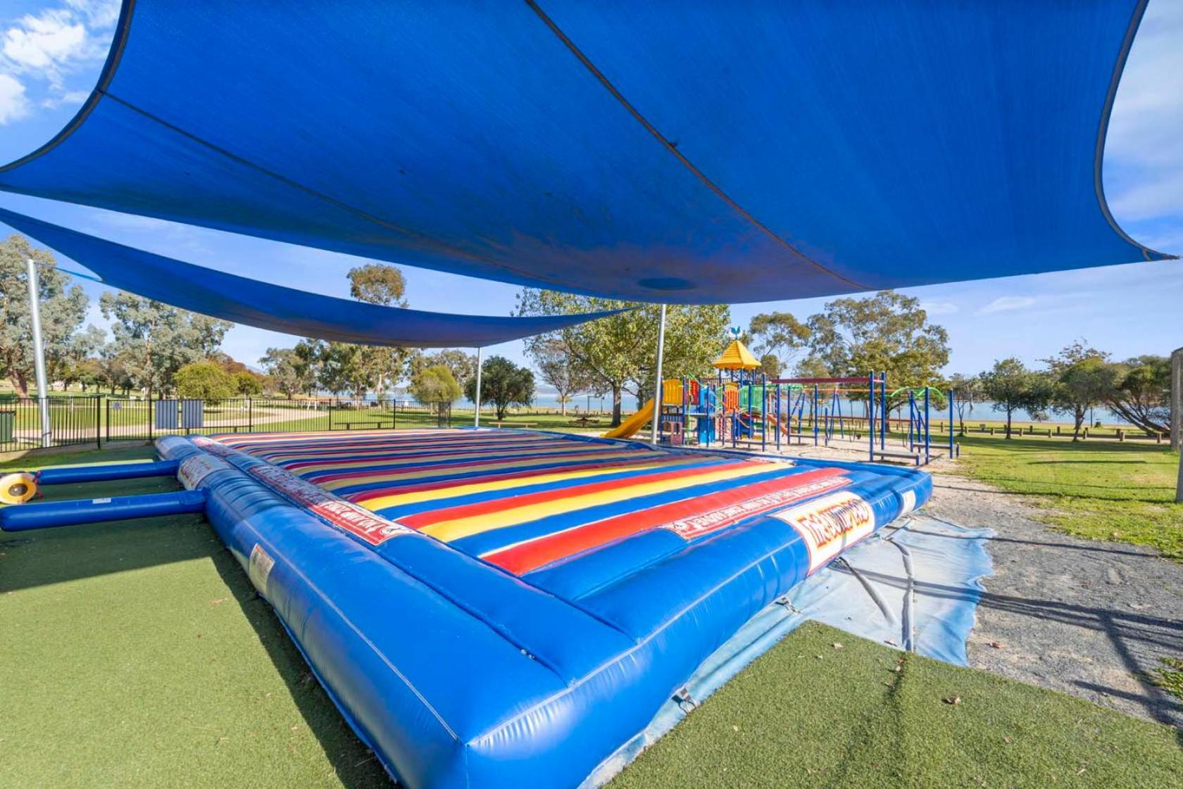 Lake Hume Holiday Park Hotel Exterior photo