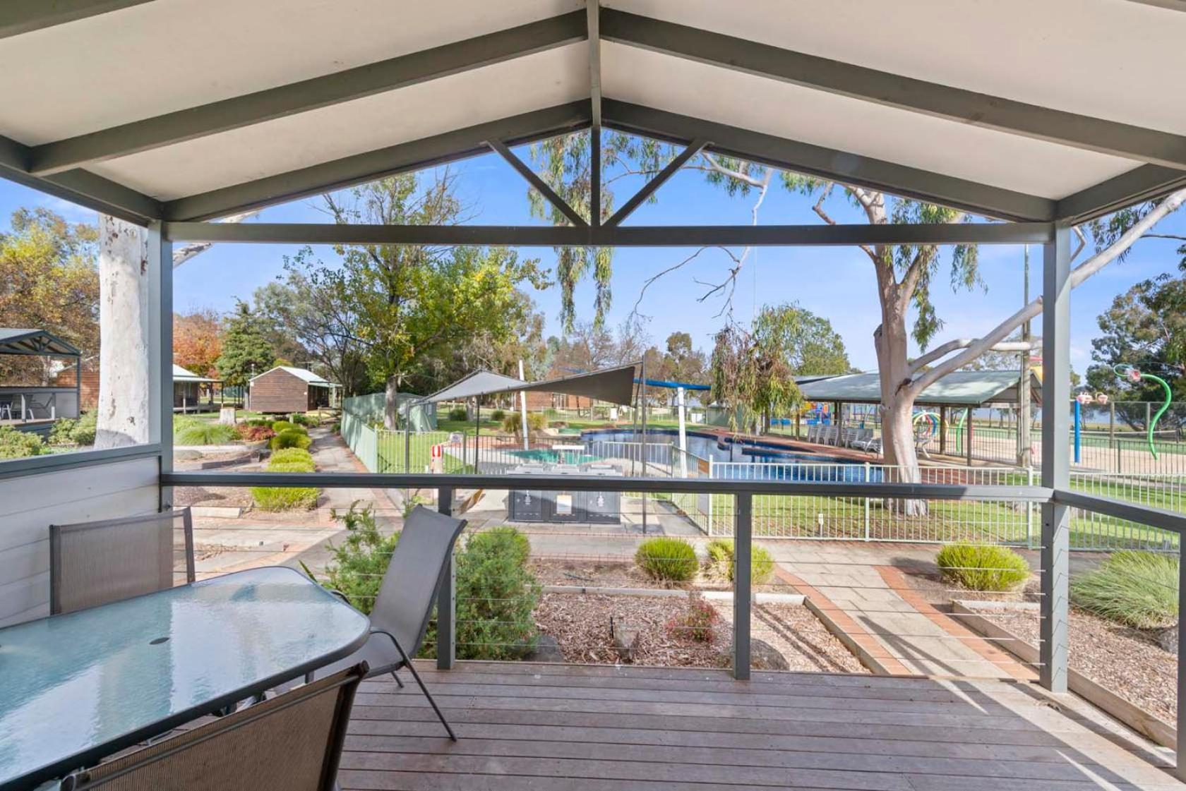 Lake Hume Holiday Park Hotel Exterior photo