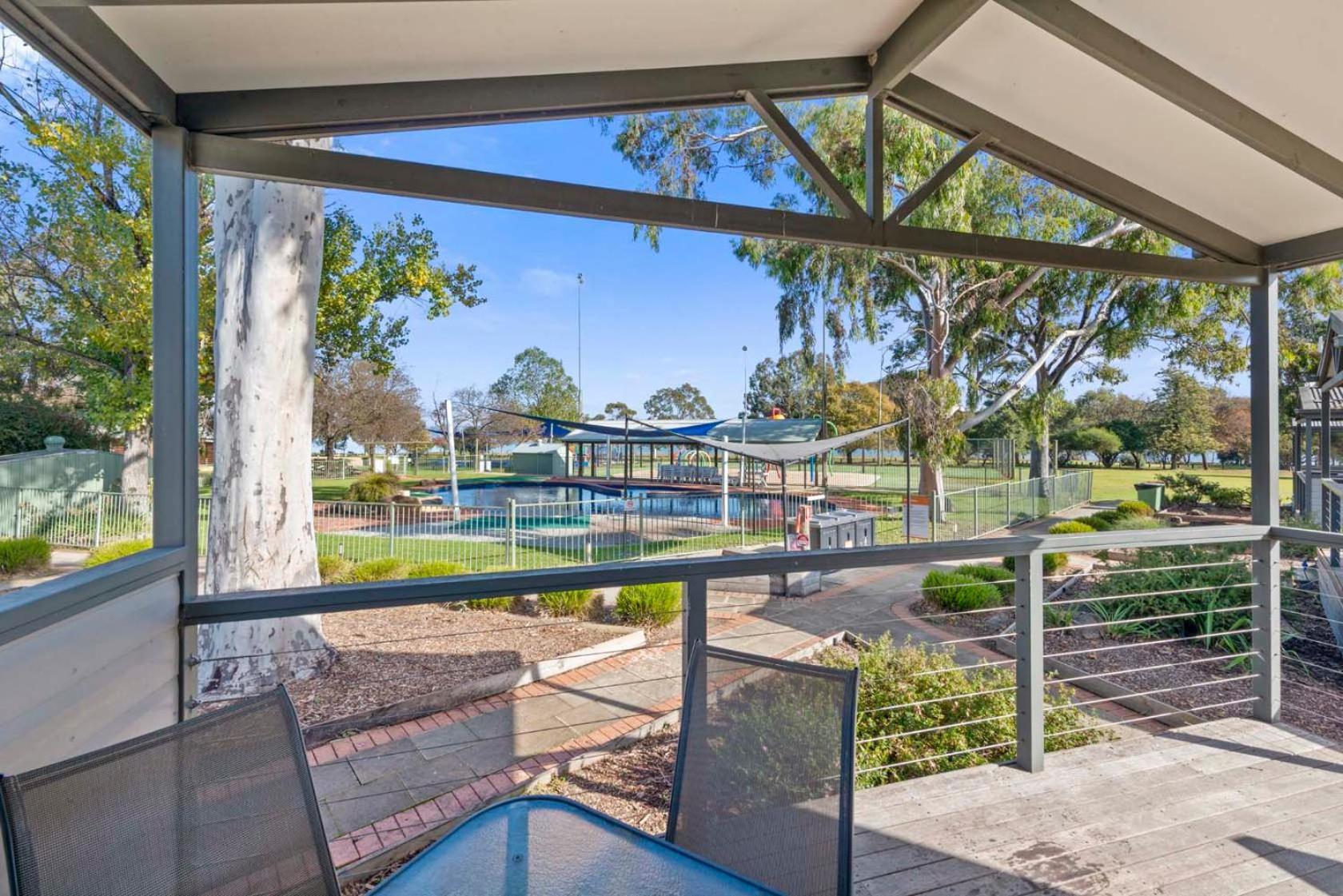 Lake Hume Holiday Park Hotel Exterior photo