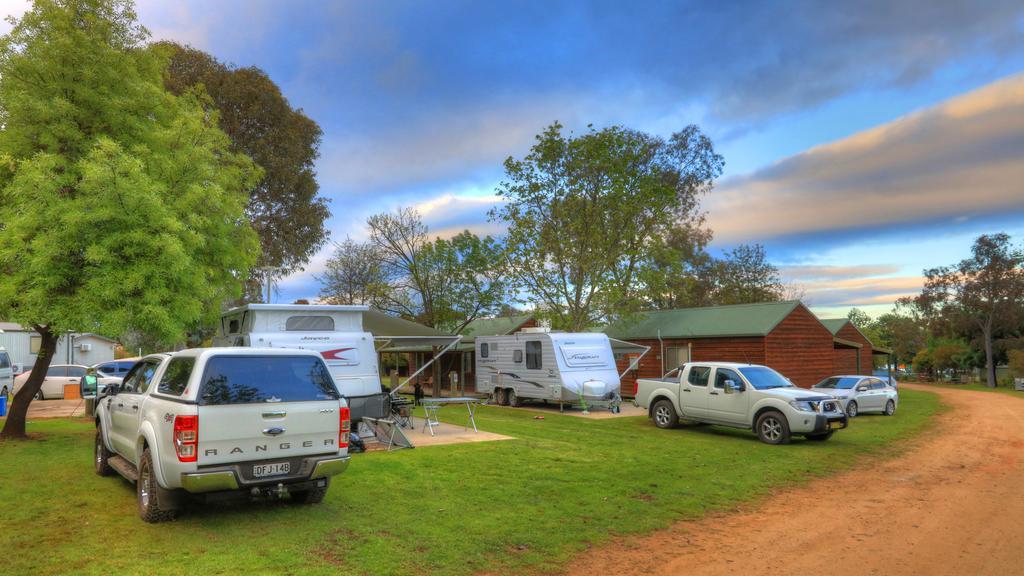 Lake Hume Holiday Park Hotel Exterior photo