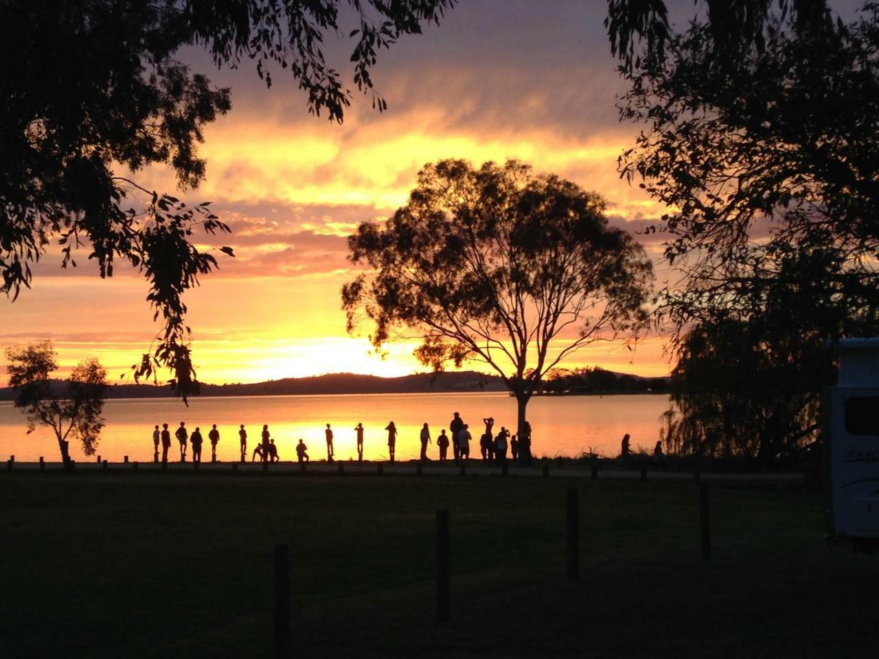 Lake Hume Holiday Park Hotel Exterior photo